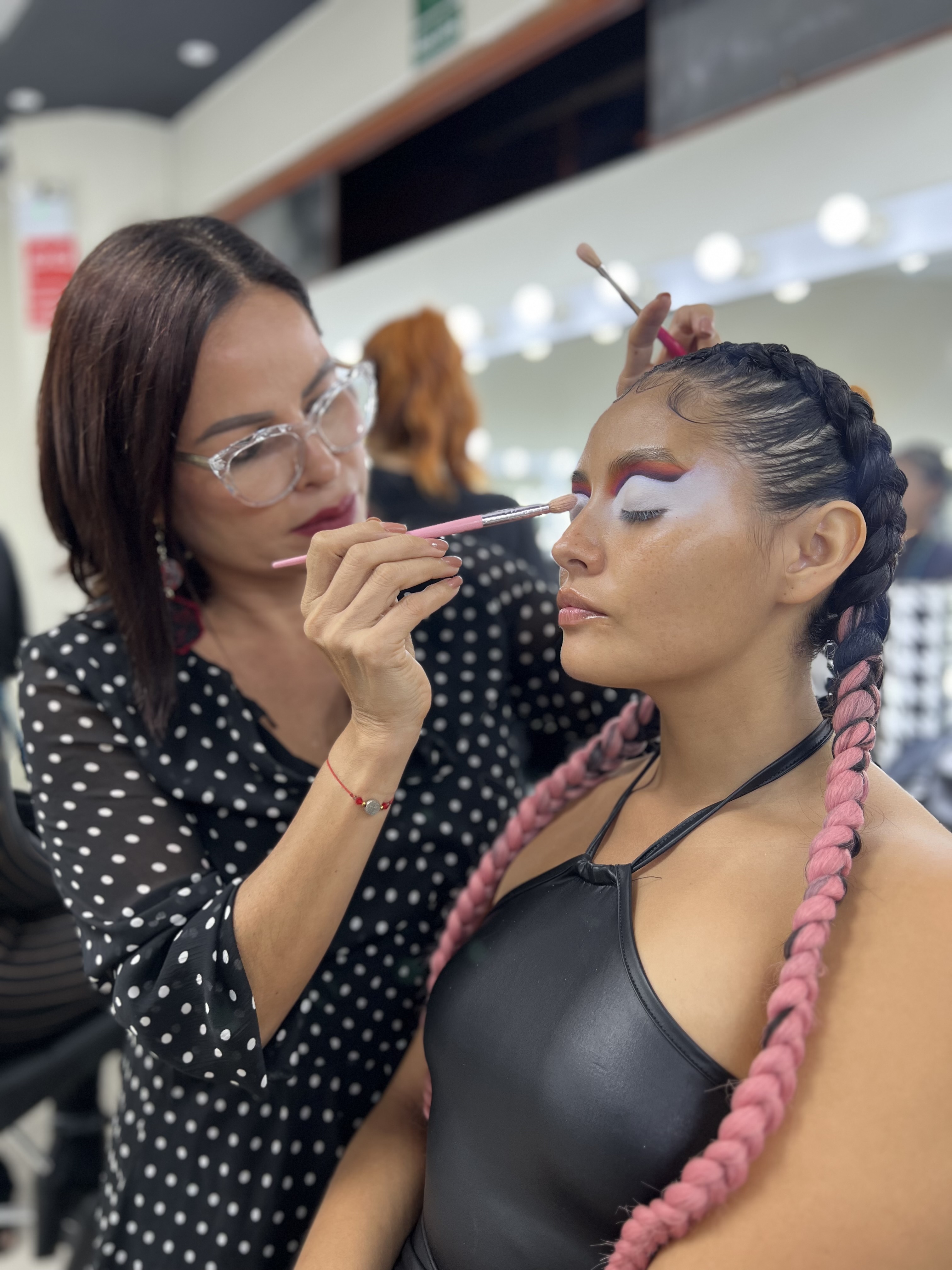 The Beauty School - en clase