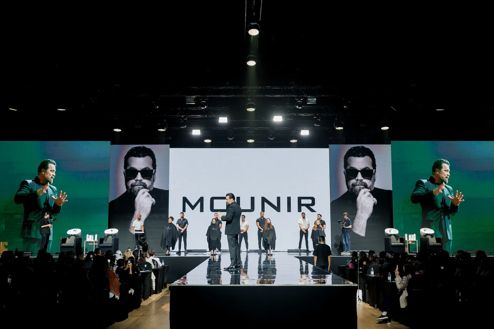 Mounir y su equipo
